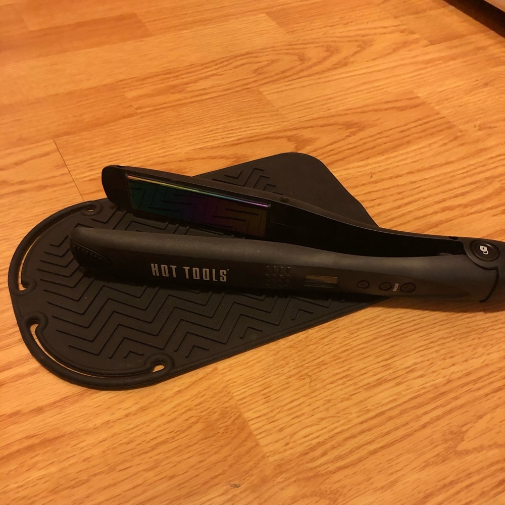 HOT TOOLS HAIR STRAIGHTENER!!